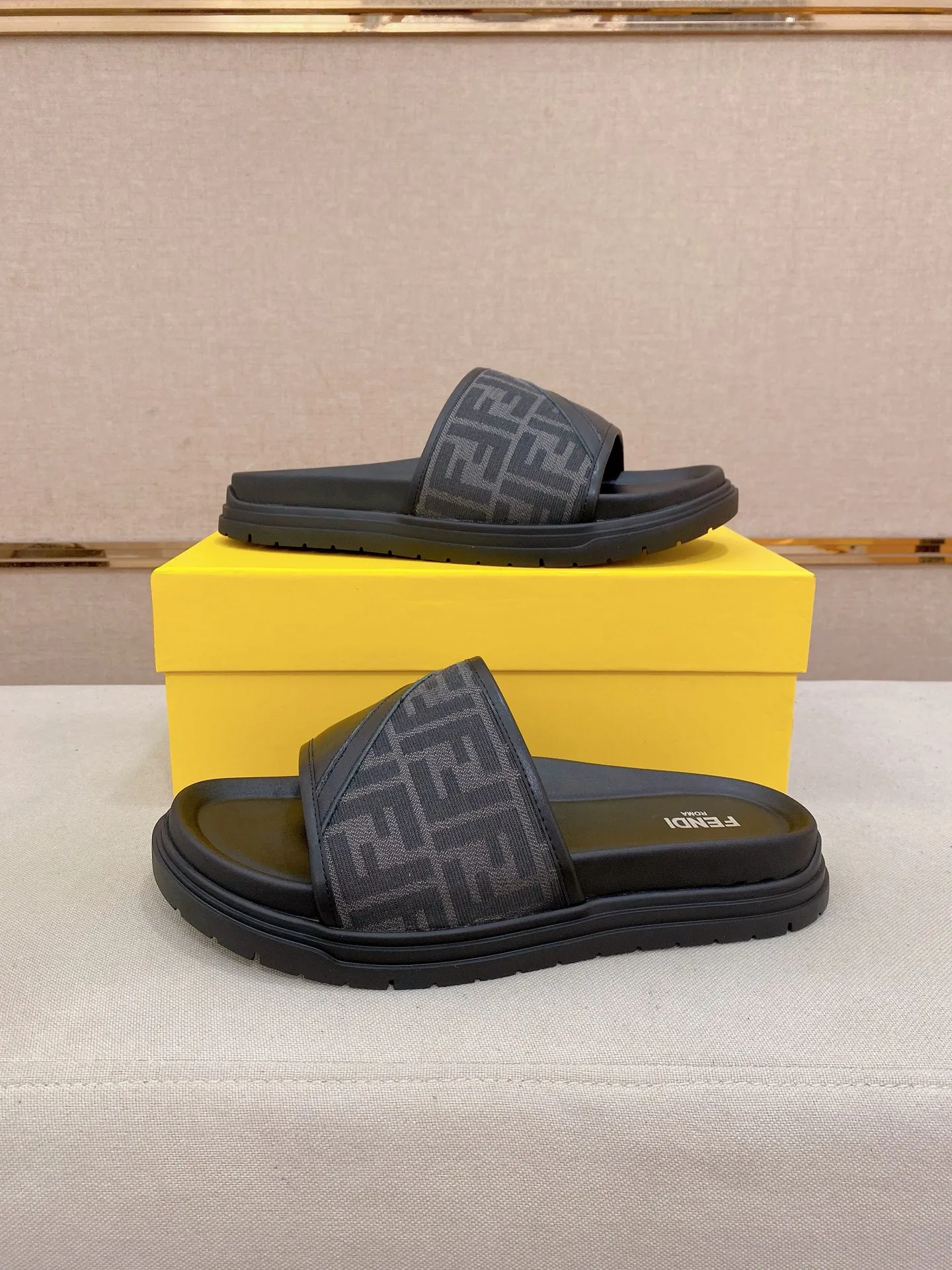 Factory price: 320💰 [Fendi Slippers] High-end brand of men's shoes, official website 1:1 latest masterpiece: original mold customization, the fabric is made of imported original materials, upgraded outsole, lighter and non-slip. The market's top quality, simple yet tasteful, a must-have for fashionistas, fashionable at your feet, full of confidence, the same style at the counter 👍The season of summer slippers is here. Code: 38-44 (45 is custom-made and cannot be returned or exchanged)